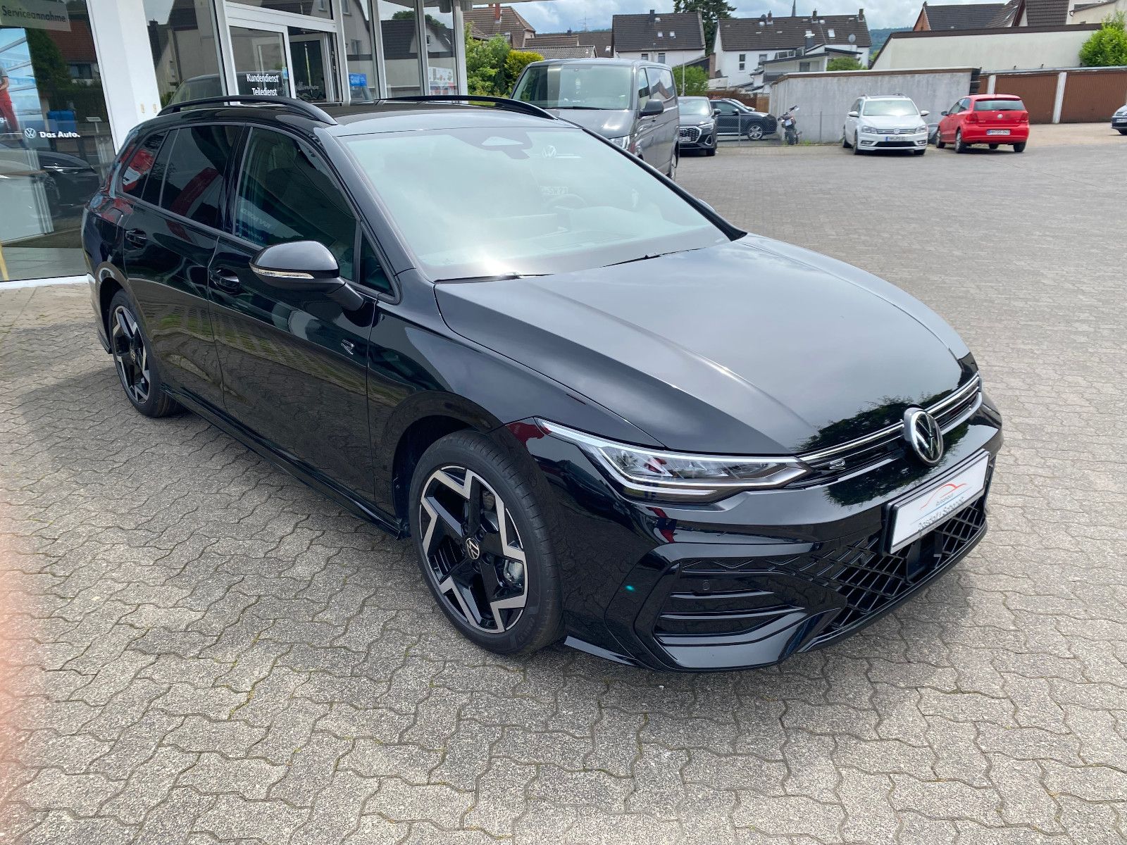 Fahrzeugabbildung Volkswagen Golf VIII Variant 1.5 eTSI DSG R-Line,AHK,Navi