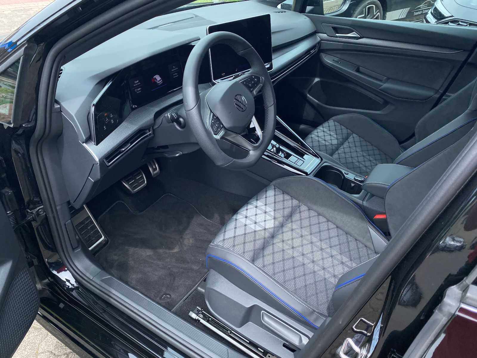 Fahrzeugabbildung Volkswagen Golf VIII Variant 1.5 eTSI DSG R-Line,AHK,Navi