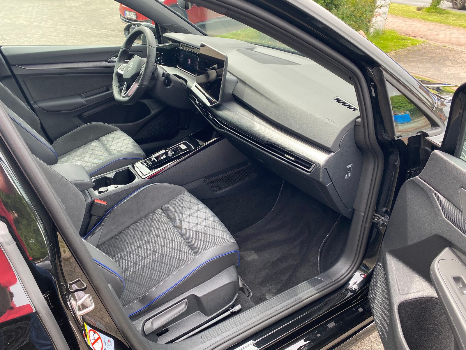 Fahrzeugabbildung Volkswagen Golf VIII Variant 1.5 eTSI DSG R-Line,AHK,Navi