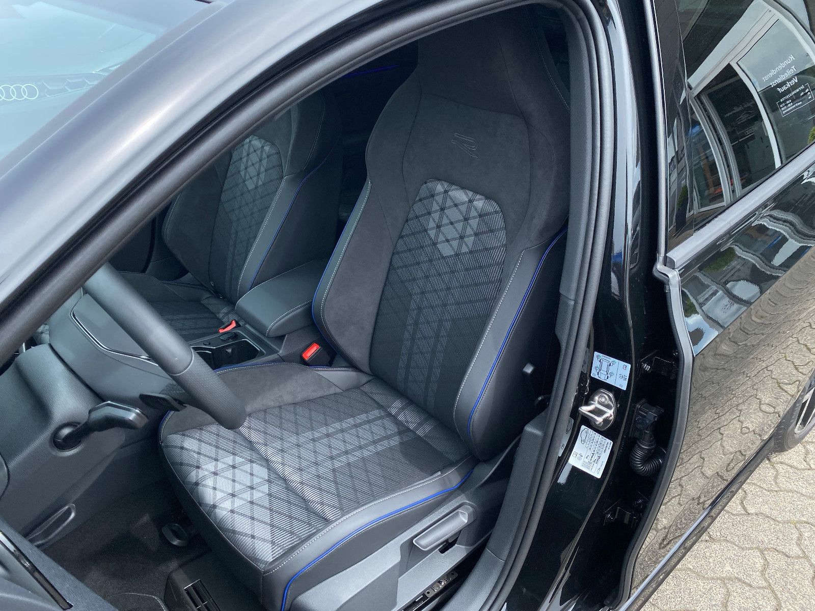 Fahrzeugabbildung Volkswagen Golf VIII Variant 1.5 eTSI DSG R-Line,AHK,Navi
