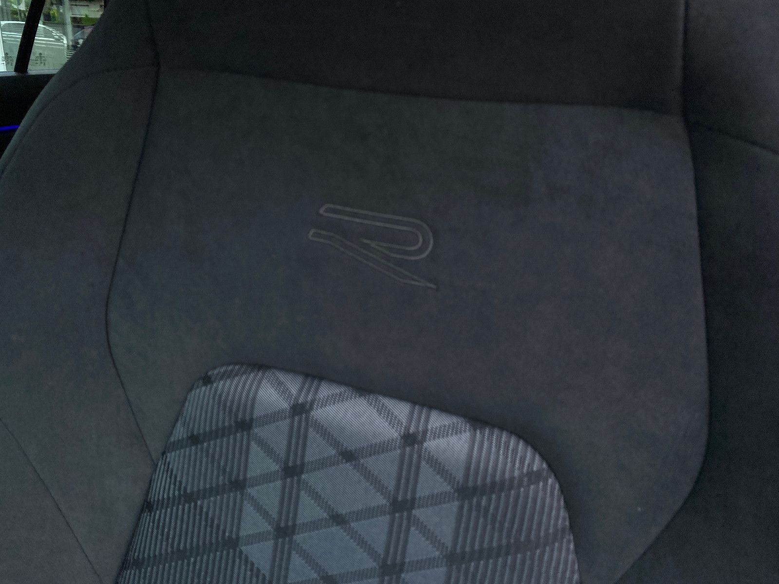 Fahrzeugabbildung Volkswagen Golf VIII Variant 1.5 eTSI DSG R-Line,AHK,Navi