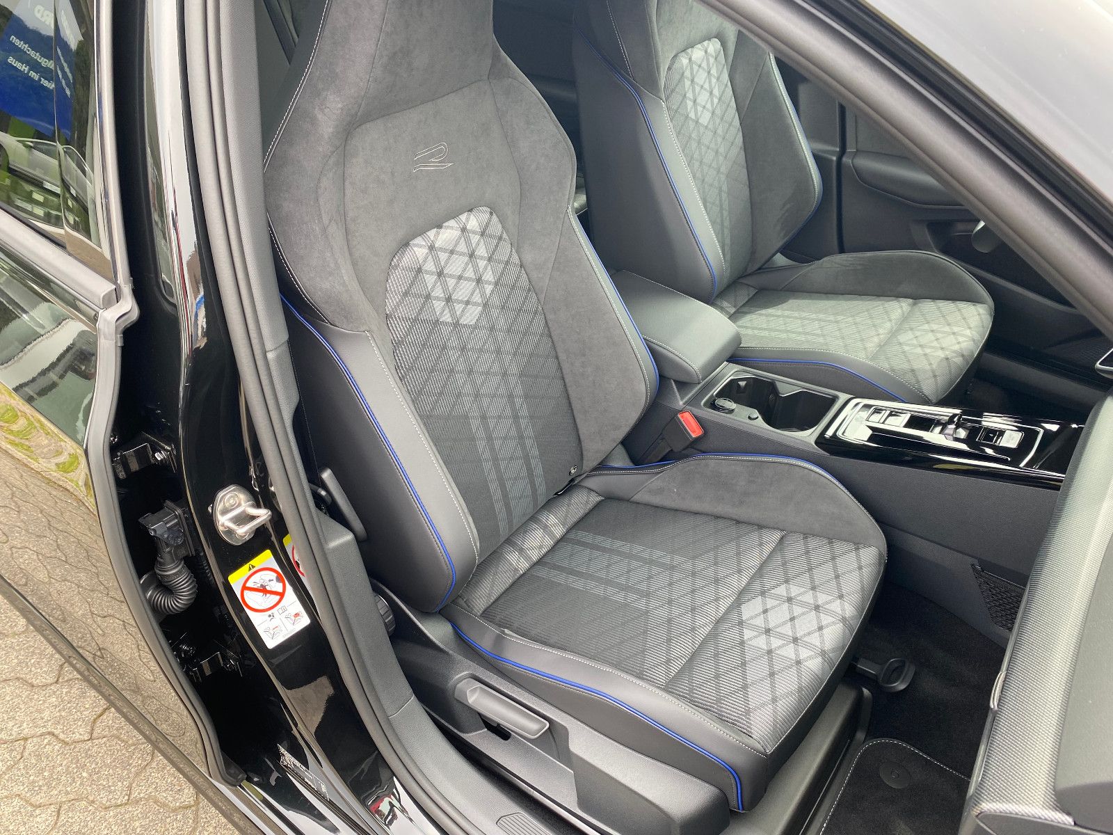 Fahrzeugabbildung Volkswagen Golf VIII Variant 1.5 eTSI DSG R-Line,AHK,Navi