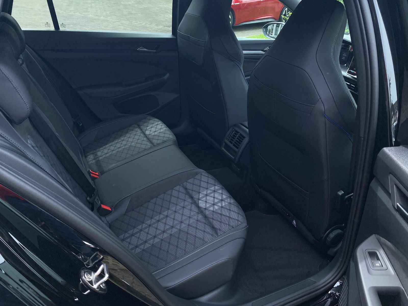 Fahrzeugabbildung Volkswagen Golf VIII Variant 1.5 eTSI DSG R-Line,AHK,Navi