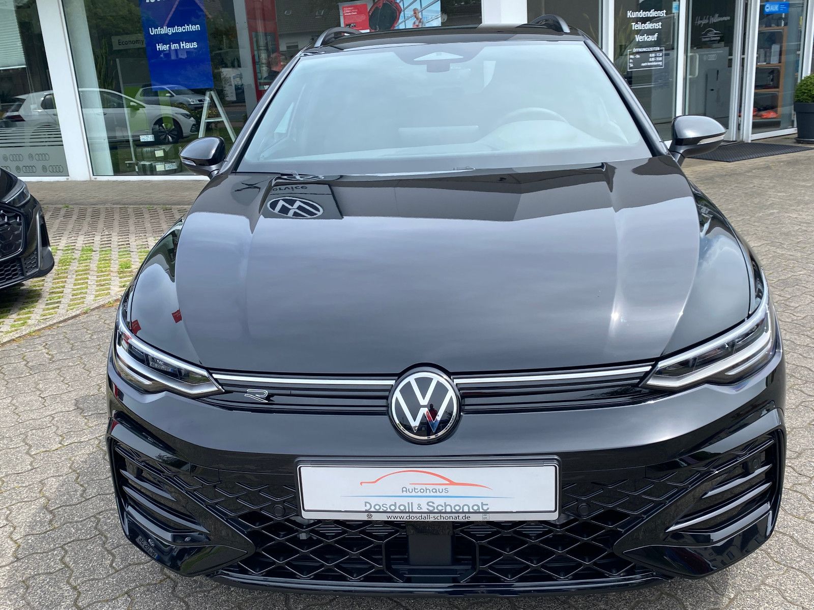 Fahrzeugabbildung Volkswagen Golf VIII Variant 1.5 eTSI DSG R-Line,AHK,Navi