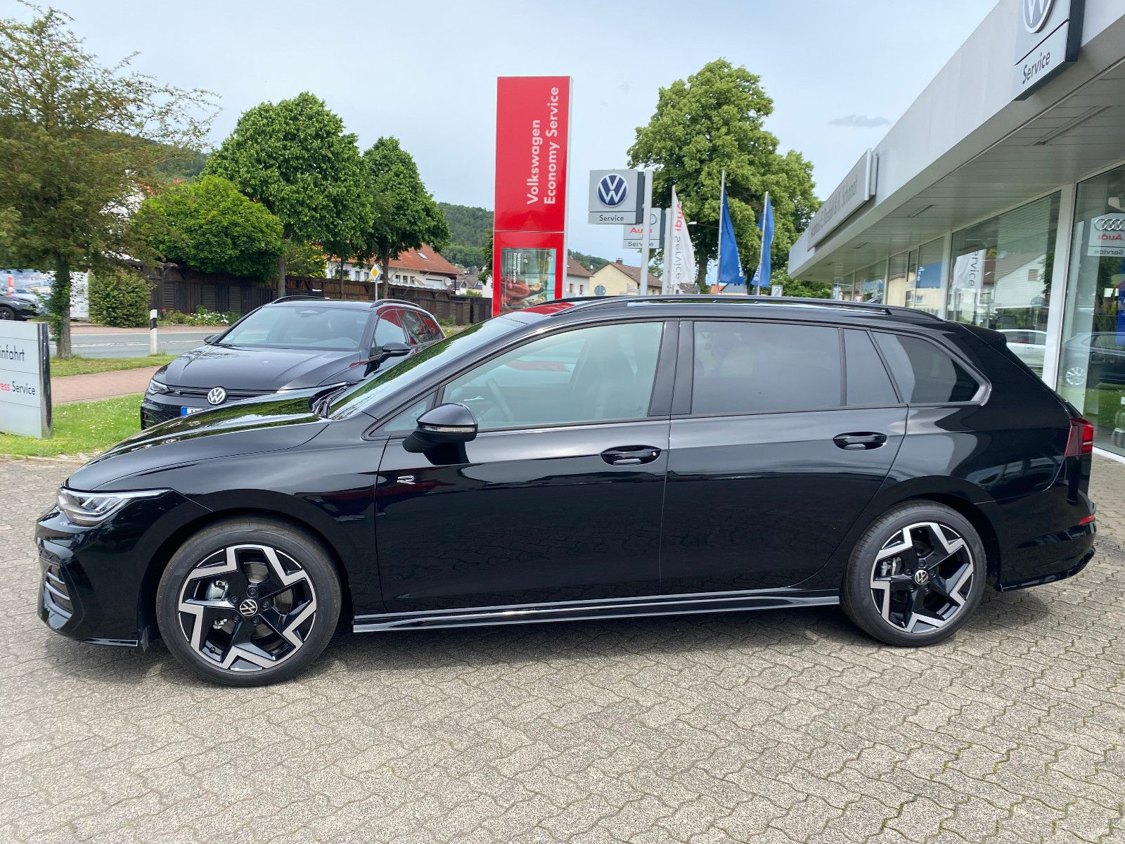 Fahrzeugabbildung Volkswagen Golf VIII Variant 1.5 eTSI DSG R-Line,AHK,Navi