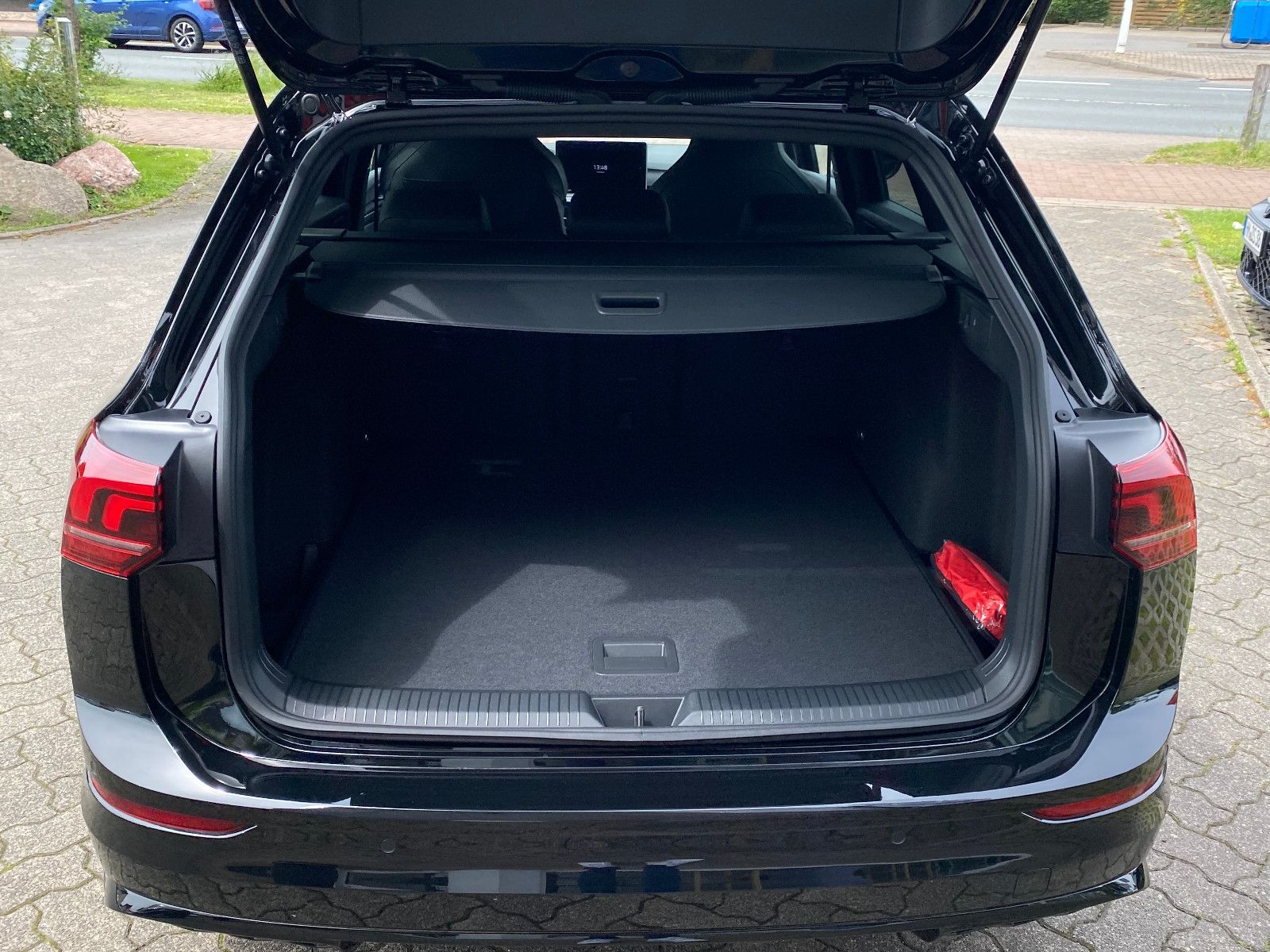 Fahrzeugabbildung Volkswagen Golf VIII Variant 1.5 eTSI DSG R-Line,AHK,Navi