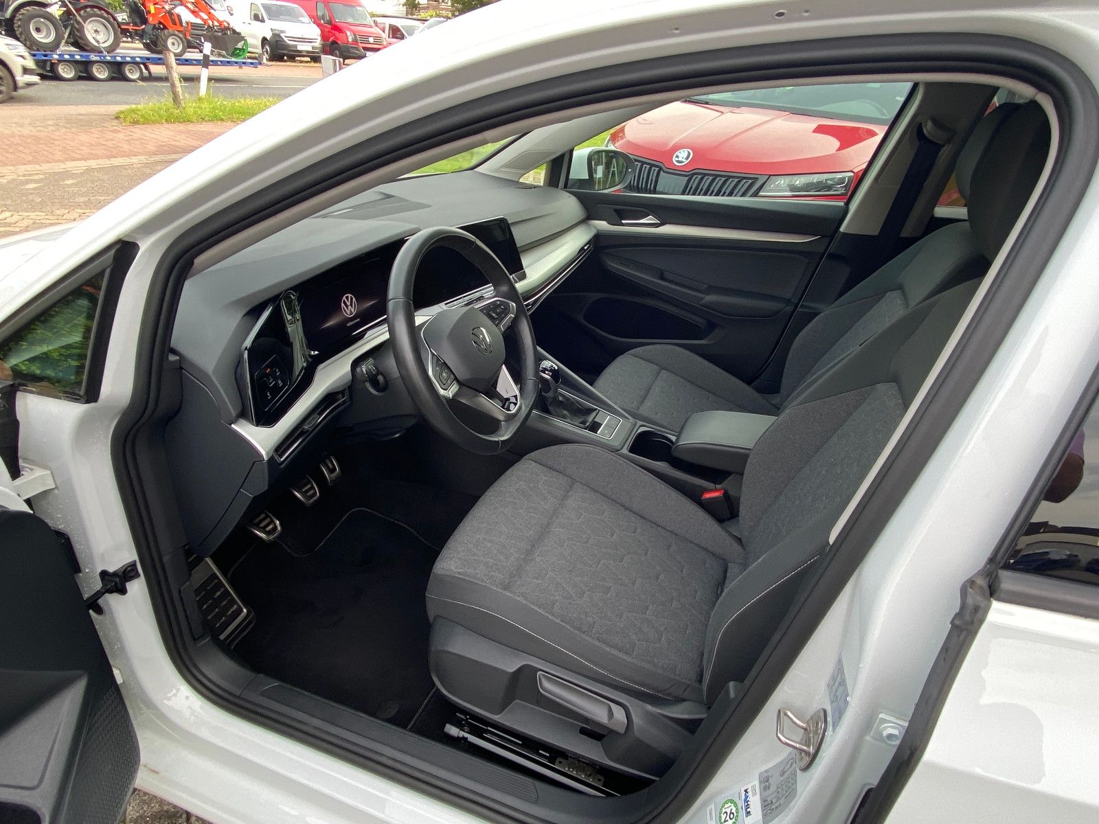 Fahrzeugabbildung Volkswagen Golf VIII Move Lim. Navi,Klima,Sitzh.