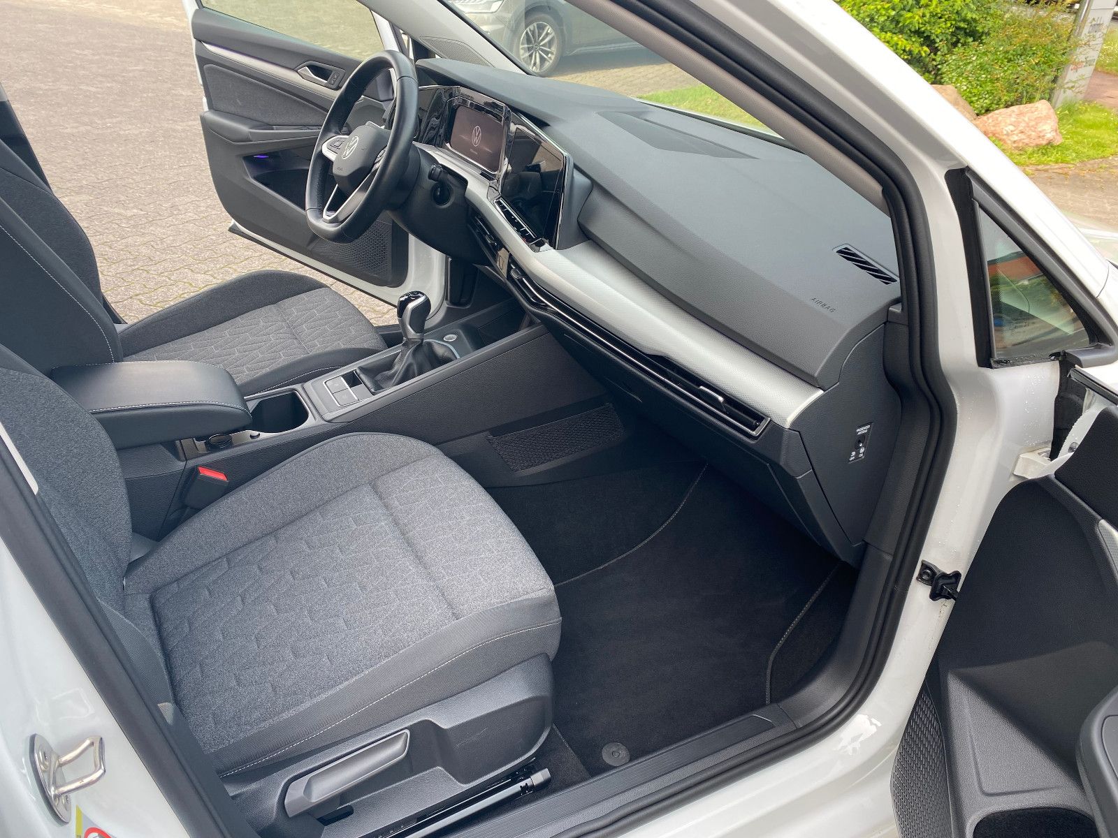 Fahrzeugabbildung Volkswagen Golf VIII Move Lim. Navi,Klima,Sitzh.