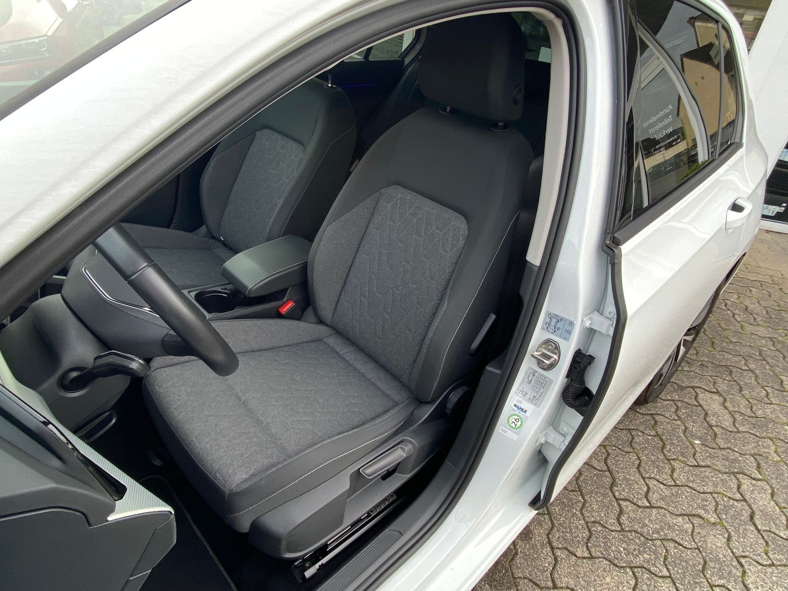 Fahrzeugabbildung Volkswagen Golf VIII Move Lim. Navi,Klima,Sitzh.